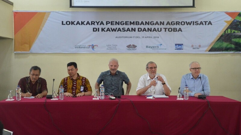 Silicon Vilstal Vortrag auf Sumatra (links indonesische Offizielle, rechts deutsche Experten)