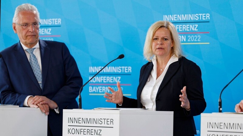 Bayerns Innenminister Joachim Herrmann (l) und Bundesinnenministerin Nancy Faeser nehmen an einer Pressekonferenz zum Abschluss der IMK teil.