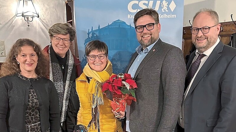 CSA-Bezirksvorsitzende Anita Mayer (links) mit ihren Gästen beim Gedankenaustausch zwischen Politik und heimischer Wirtschaft, darunter Kelheims Bürgermeister Christian Schweiger (2. v. r.).