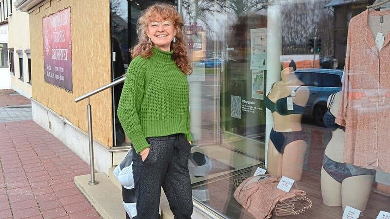 Maria Bruckmeier vor ihrem Laden "Hautnah". Das kaputte Schaufenster (nach einem Unfall) bremst ein wenig: "Es kommt weniger Laufkundschaft".