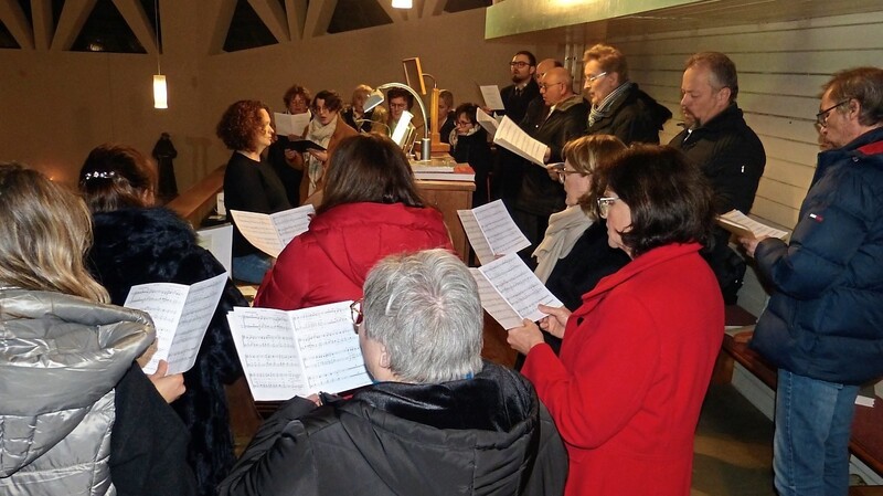 Die Christmette wird feierlich umrahmt vom Kirchenchor unter der Leitung von Rosmarie Büchner.
