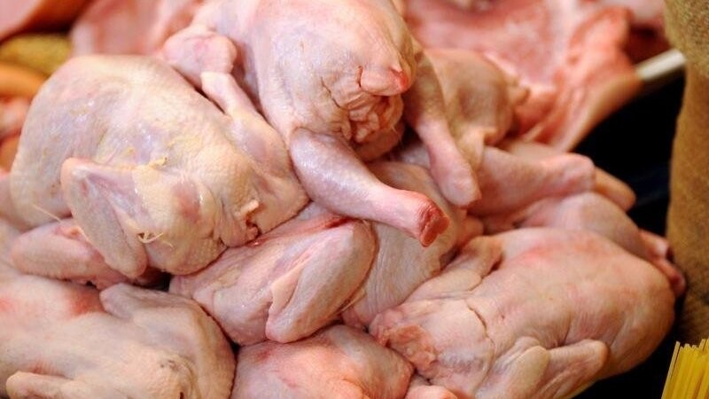 Ein Betrieb im Rottal steht im Verdacht, herkömmliches Hähnchenfleisch zu Bio-Ware umdeklariert zu haben, um es teuer zu verkaufen. (Symbolbild)