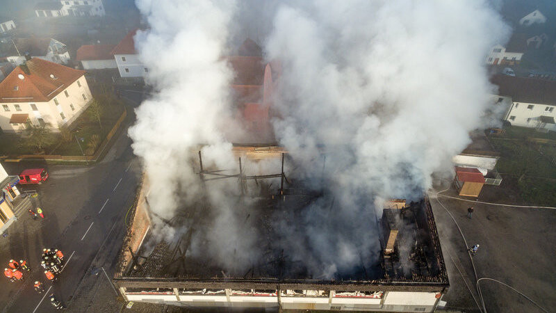 Die Kultdisko Penker in Ascha ist am frühen Mittwochmorgen in Flammen aufgegangen.