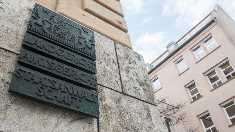 "Landgericht, Amtsgericht, Staatsanwaltschaft" steht auf einer Tafel am Justizgebäude in Regensburg.