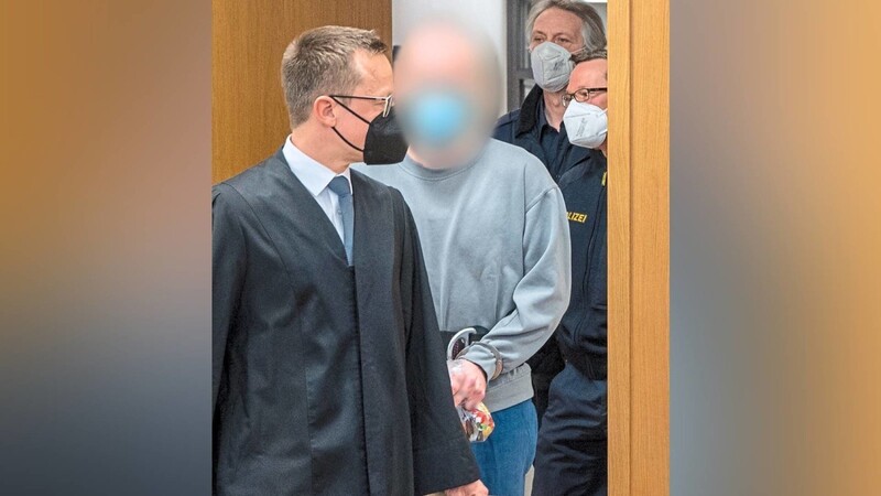 Verteidiger Holm Putzke (l.) vertritt mit Verteidiger Thomas Krimmel den Angeklagten Dominik R. (Mitte) am Landgericht Deggendorf.
