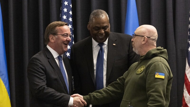 Der deutsche Verteidigungsminister Boris Pistorius (l.) schüttelt seinem ukrainischen Kollegen Olexij Resnikow die Hand. In der Mitte steht der amerikanischer Verteidigungsminister Lloyd Austin.