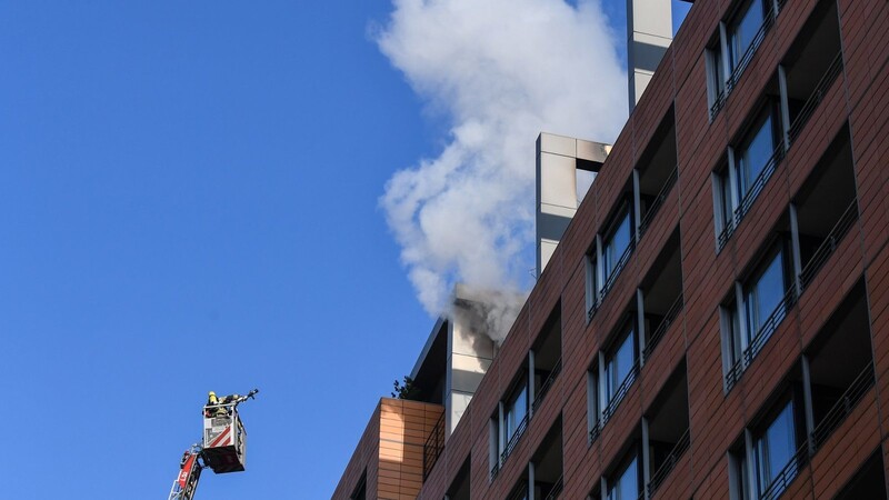 Feuerwehrleute beobachten von einer Drehleiter den Brand im Wellness-Bereich in der 11. Etage des Hotels Mandala. Wegen eines Brandes in der Sauna ist das Hotel am Potsdamer Platz evakuiert worden.