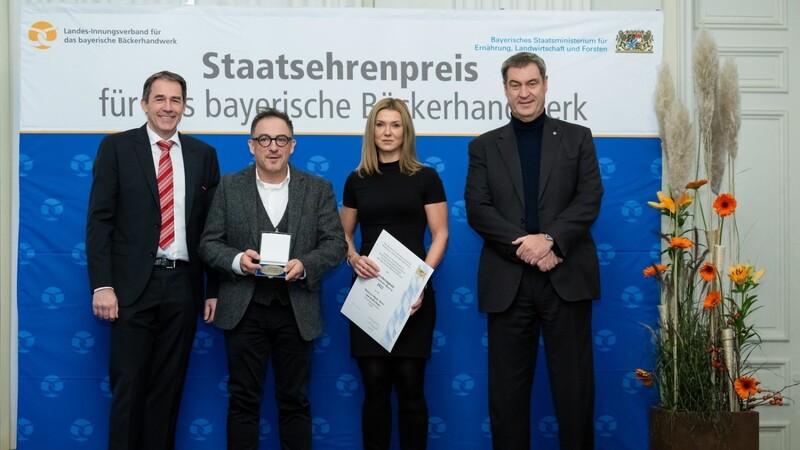 Jarno Hutterer (Zweiter von links) bekommt den Staaatsehrenpreis.