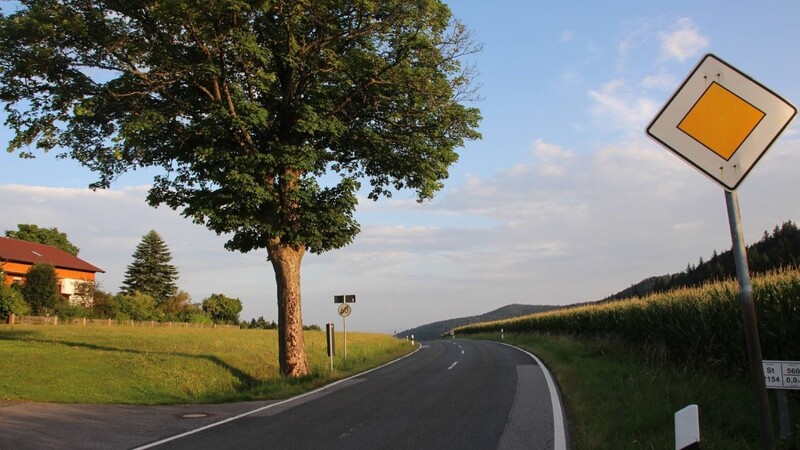 Die Staatsstraße von Lengau nach Gleißenberg gleicht einem Flickenteppich, der nun ausgebessert wird.