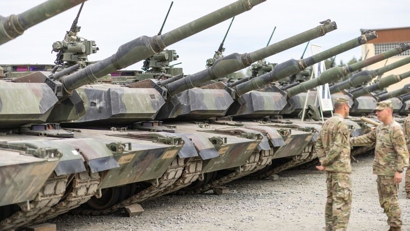 Panzer des Typs M1A2 Abrams stehen auf dem Gelände in Grafenwöhr.