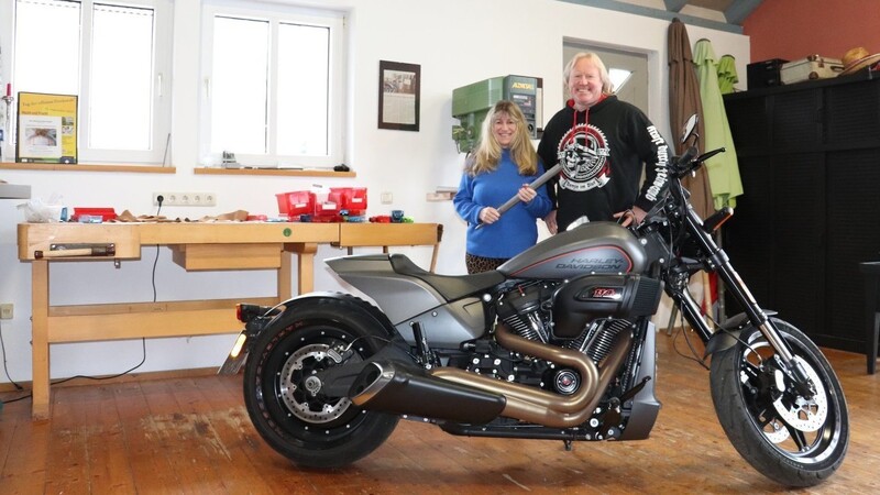 Neben der Werkbank steht die Harley: Anita und Wolfgang Schober fahren auch mal mit der Harley zu einer Orgel.