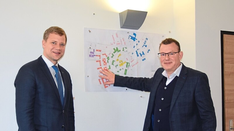 Bezirkstagspräsident Dr. Olaf Heinrich und Krankenhausdirektor Uwe Böttcher vor den Plänen zum dritten Bauabschnitt am Bezirksklinikum Mainkofen.