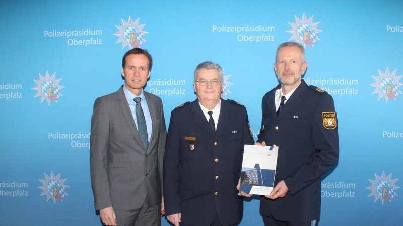Leitender Kriminaldirektor Robert Fuchs (links), Polizeipräsident Gerold Mahlmeister (Mitte) und Polizeivizepräsident Thomas Schöniger stellen den Sicherheitsbericht 2018 vor.