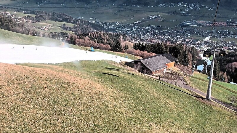Noch vor wenigen Tagen sah es an der Spieljochbahn im österreichischen Zillertal so aus. Wie ein weißes Band schlängelte sich die Piste ins Tal. Erst dieser Tage hat es geschneit.