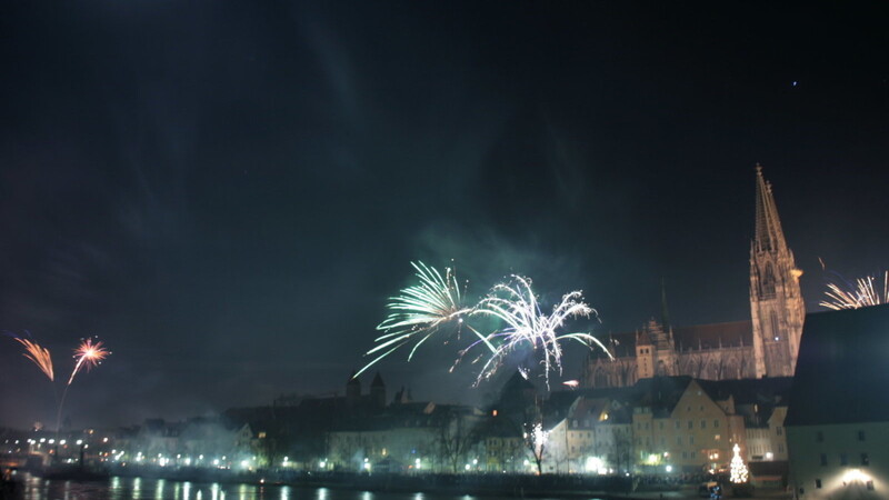 Auch in diesem Jahr nicht: Feuerwerk über der Regensburger Altstadt. (Archivbild)