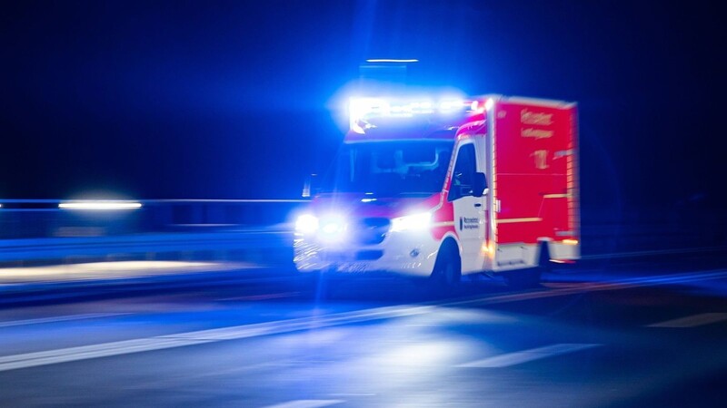Ein Rettungswagen fährt mit eingeschaltetem Blaulicht.