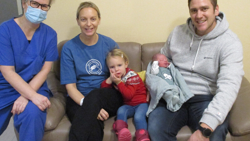 Familie Menzel freut sich gemeinsam mit der Hebamme Sandra Schimpf über die Geburt ihres kleinen Christkindls Tobias. Er kam am 24. Dezember im Krankenhaus Vilsbiburg zur Welt.