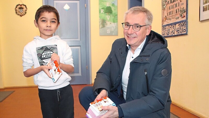 Im Dezember sind jede Woche Flüchtlinge im Landkreis angekommen: Landrat Werner Bumeder schenkt einem Buben, der mit seiner Mutter im Jugendtagungshaus in Haunersdorf untergebracht ist, Schokolade.