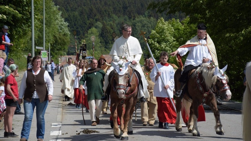 Pfarrer Simeon Rupprecht und Alfons Venus als Feldgeistlicher (reitend von links) beim Englmarisuchen in Sankt Englmar. Der Pferdebesitzer schlüpft bereits seit 39 Jahren in das Kostüm.