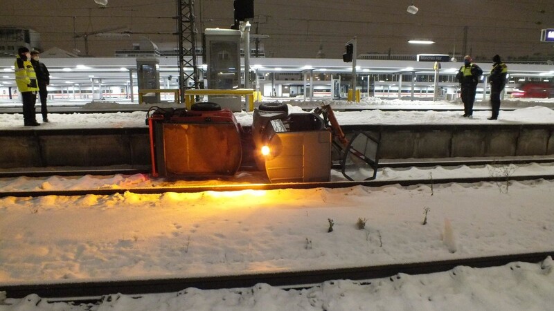 In München ist ein Mann mit seinem Schneeräumfahrzeug ins Gleis gestürzt.