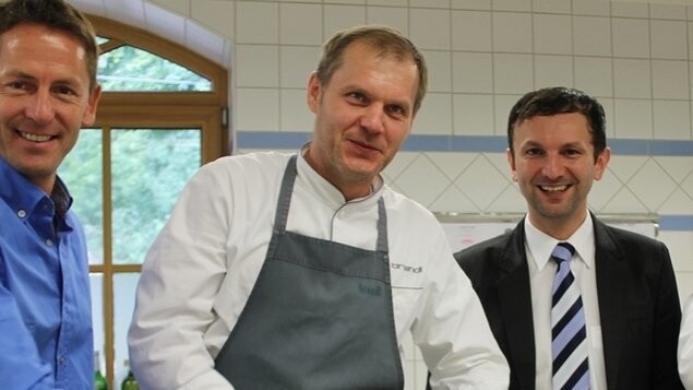 Freuen sich über den Michelin-Stern: Küchenchef Stephan Brandl (r.) und Hotelinhaber Thomas Mühlbauer. Hier zusammen mit Bad Kötztings Bürgermeister Markus Hofmann.