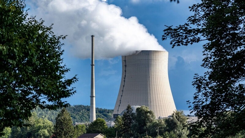 Wasserdampf steigt aus dem Kühlturm des Atomkraftwerks Isar 2 in Bayern.