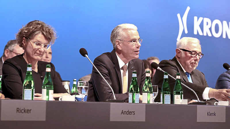 Krones-Finanzvorstand Uta Anders (v. l.), Firmenchef Christoph Klenk und der Aufsichtsratsvorsitzende Volker Kronseder hielten am Dienstag die Hauptversammlung in Neutraubling ab.
