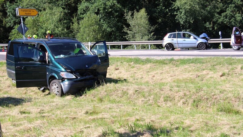 Die Unfallstelle mit den beiden beteiligten Fahrzeugen, links der Mercedes, rechts der Ford.