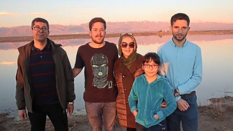 Dominik Metzger besuchte Hamid Ghareh-Hassanlou (l.) und dessen Familie zweimal im Iran. Nun droht dem Arzt die Hinrichtung. Seine Frau Farzaneh wurde zu 25 Jahren Haft verurteilt. Sie sollen sich an gewalttätigen Protesten beteiligt haben. Metzger glaubt, das Ehepaar war zur falschen Zeit am falschen Ort.