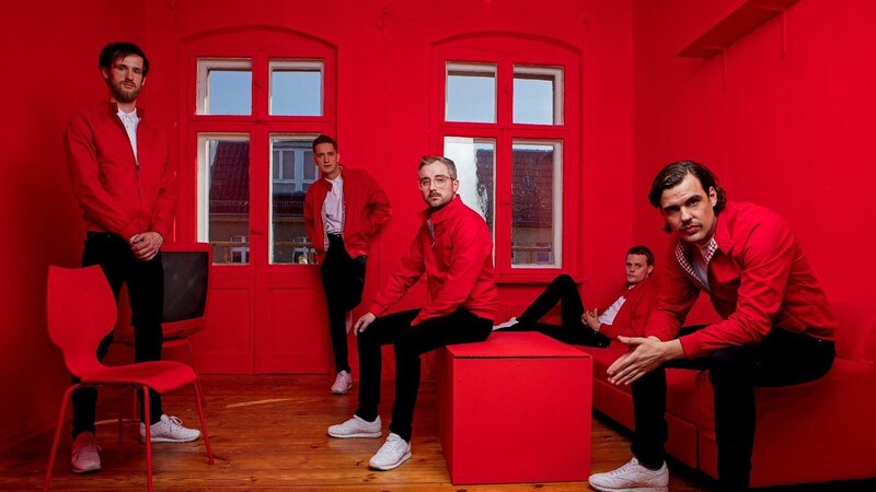 Ganz in rot präsentiert sich die Chemnitzer Band "Kraftklub" bei ihrem neuen Album "Keine Nacht für Niemand". Steffen Israel (Mitte) ist Gitarrist und Keyboarder der Band "Kraftklub".
