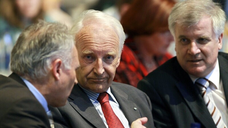Der damalige bayerische Ministerpräsident und scheidende CSU-Vorsitzende Edmund Stoiber (Mitte) sitzt am 2007 während des CSU-Parteitages zwischen zwei Kandidaten um seine Nachfolge, Bayerns damaligem Wirtschaftsminister Erwin Huber (links) und dem damaligen Bundesagrarminister Horst Seehofer (rechts).