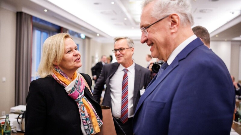 Bundesinnenministerin Nancy Faeser (l) und Bayerns Innenminister Joachim Herrmann begrüßen sich.