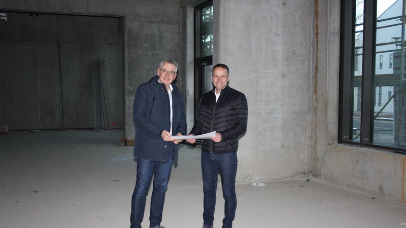 Erster Bürgermeister Armin Grassinger und Landrat Werner Bumeder bei der Besichtigung eines der künftigen Lehrsäle für die BVS.