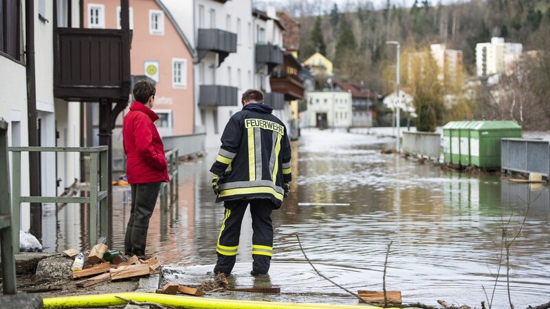 In Passau war die Lage am Samstag besonders angespannt: Das Hochwasser der Ilz hat in Teilen der Stadt Straßen und Grundstücke überflutet und Keller volllaufen lassen.