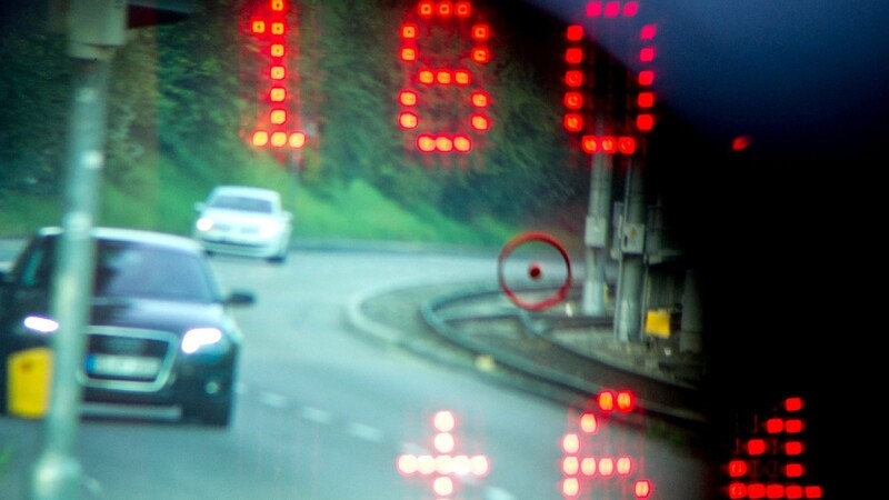 Ein Lasergerät der Polizei misst Geschwindigkeit von Verkehrsteilnehmern. Der obere Wert beschreibt den Abstand und der untere die Geschwindigkeit. Die Werte werden solange eingeblendet, bis eine neue Messung stattfindet.