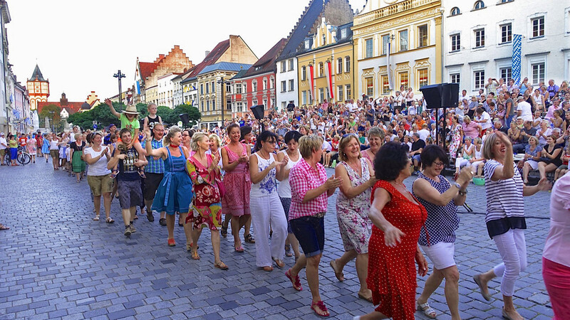 Legendär: das Volksfest-Vorfreude-Tribünenfest am Ludwigsplatz, einen Tag vor dem Beginn des Gäubodenvolksfests.