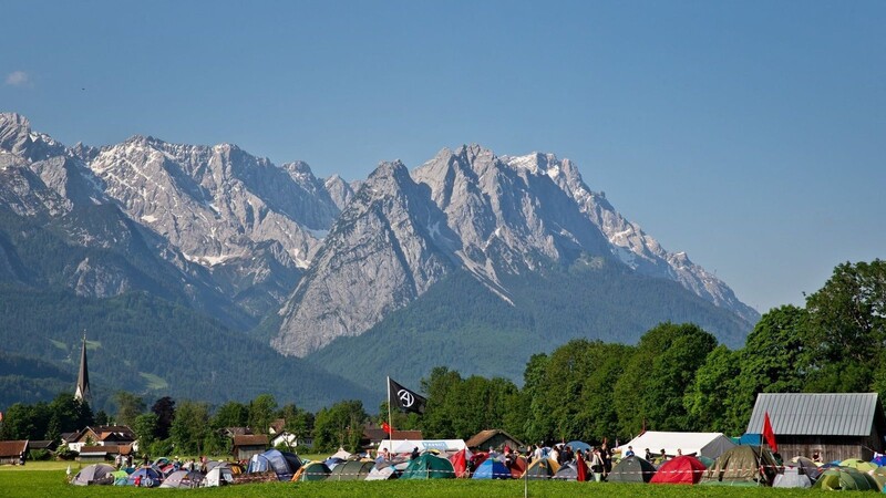 Demonstranten zelten in einem Protest-Camp auf einem Feld vor dem offiziellen Beginn des G7-Gipfels.
