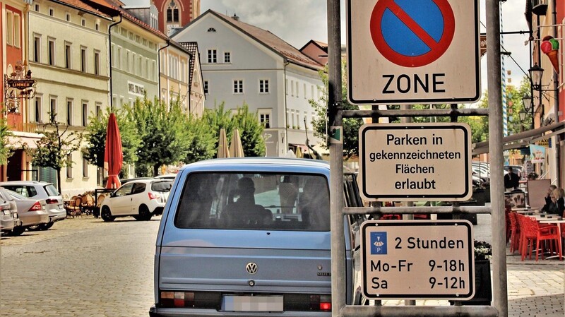 Schilder, wie diese auf der Bahnbrücken-Seite des Stadtplatzes, informieren, wo und wie geparkt werden darf. Weitere stehen beim Rathaus von Richtung Burgtor und vom Bayplatz hoch.