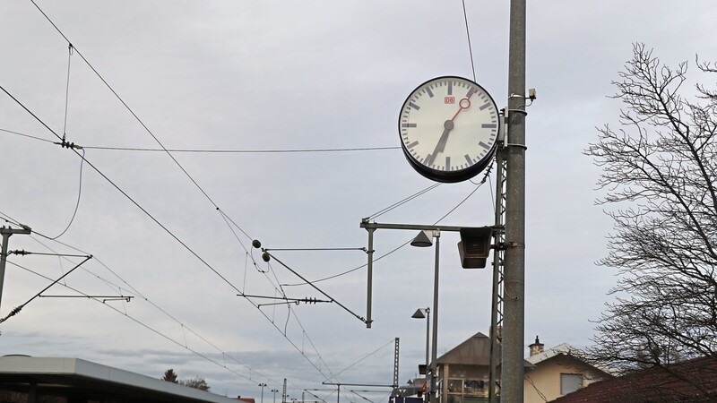 Um 15.32 Uhr entstand diese Aufnahme am Donnerstag am Bahnsteig in Richtung Landshut. Die Uhr aber verharrte weiter bei 6.34 Uhr, der Tatzeit des Stromausfalls.