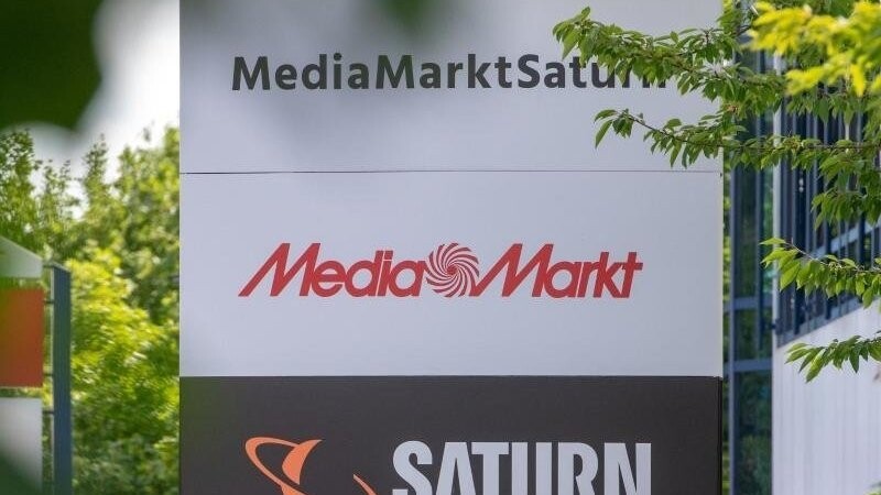 Ein Schild mit den Schriftzügen von Media Markt und Saturn.