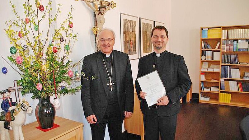 Bischof Voderholder hat Ralf Heidenreich das Dekanat Cham übergeben - und damit die schwere Aufgabe, die Reform abzuwickeln. Aus jetzt 29 Pfarreien im Landkreis Cham sollen elf werden.