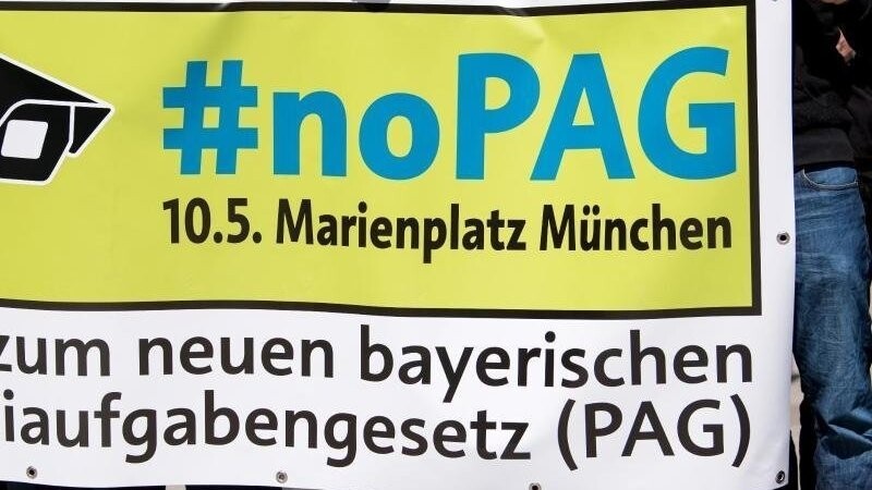 Mitglieder des Bündnis "noPAG - Nein! Zum neuen Polizeiaufgabengesetz" stehen vor dem Rathaus auf dem Marienplatz. Foto: Sven Hoppe/Archiv