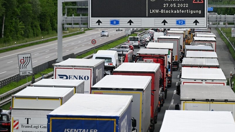 Fahrzeuge stehen beim Autobahndreieck Inntal am Grenzübergang Kufstein im Stau. (Archivbild)