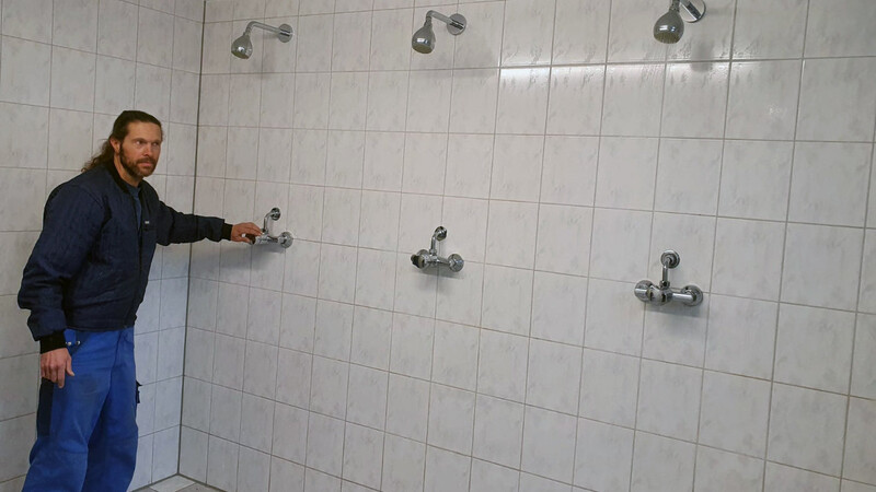 Spülprogramme, wie hier mit einer Duschanlage, verhindern, dass Hygiene-Probleme auftreten, deren Lösung nach Ende des Stillstands viel Zeit und Geld kostet.