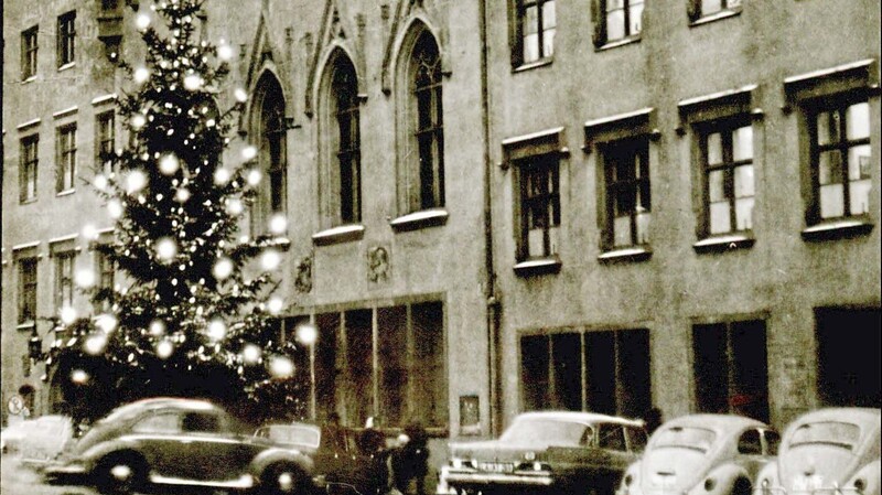 Der Christbaum vor dem Rathaus durfte auch schon in den 1950-er Jahren nicht fehlen.