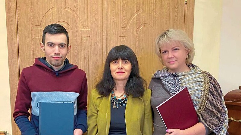 Historikerin Polina Barvinska (M.) mit zwei ihrer Studenten, die Ende 2021 ihren Master an der Universität Odessa sehr erfolgreich verteidigt haben. Zwei Monate und zwei Tage später begann der russische Angriff.