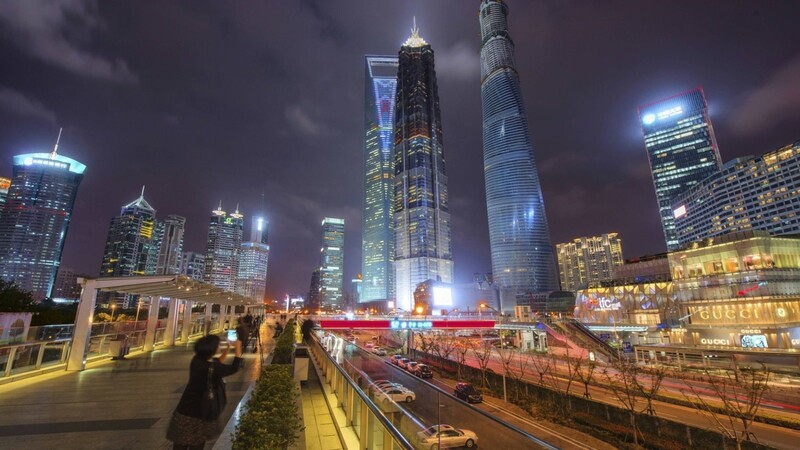 Nachts verwandelt sich die chinesische Metropole Shanghai in eine Neon-Glitzerwelt. Von München aus ist die Reise dorthin jetzt einfacher geworden.