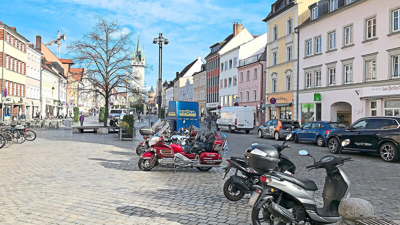Auf den Stellplätzen für die Motorräder vor der Jesuitenkirche soll die neue Haltestelle für den Pendelbus samt Wetterschutz für den Wartebereich entstehen.