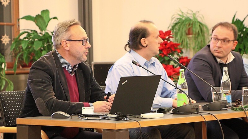 Christian Blenk (links) von der Telekom muss bei seinem Vortrag einiges an Kritik von den Bürgern einstecken. Dr. Thomas Kurz und Bürgermeister Martin Stoiber hören ihm interessiert zu.