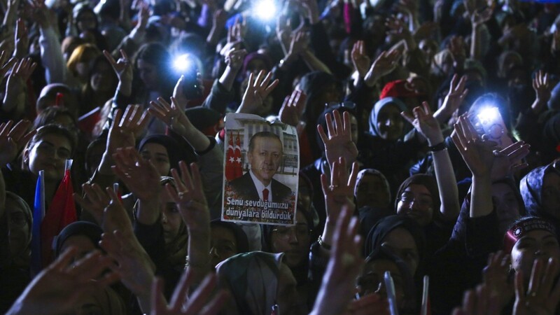 Viele Menschen in der Türkei und im Ausland jubeln weiterhin für den türkischen Präsidenten Erdogan.